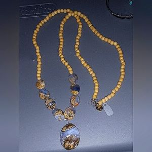 Z003 - NWOT Hand made Agate Necklace with tan beads